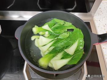 入秋后，香菇油菜我家经常做，教你正确做法，咸香入味又下饭  -图4