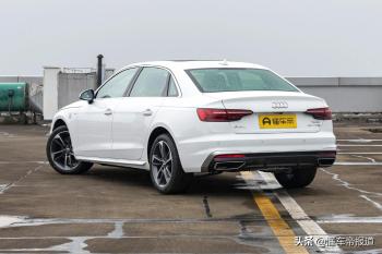 新车 | 标配LOGO迎宾灯！2022款奥迪A4L到店实拍，售30.68万元起  -图4