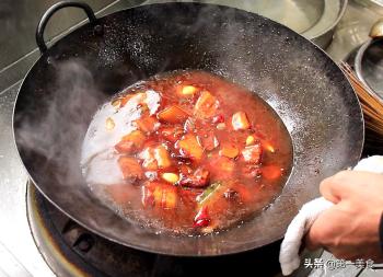 大厨教你土豆红烧肉最简单的家常做法，味道鲜美，好吃不油腻  -图8