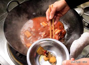 大厨教你土豆红烧肉最简单的家常做法，味道鲜美，好吃不油腻  -图10