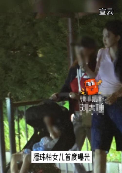 潘玮柏老婆晒三口之家，卧室床头摆放玩偶，收拾得超干净像样板房  -图11